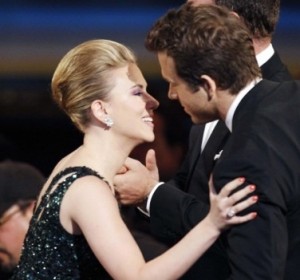 ryan_reynolds_scarlett_johansson_home_california ryan reynolds scarlett johansson home california 300x280 Sentimental Sunday: Back And Forth